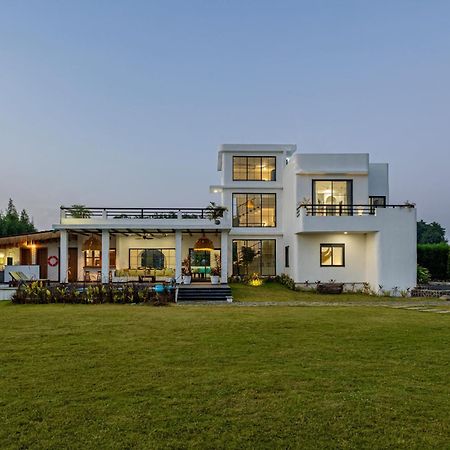 Stayvista At Lotus By The Lake With Pool, Bbq & Lawn Indore Buitenkant foto