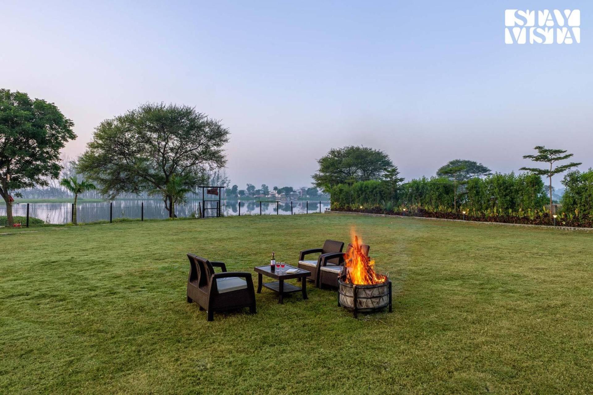 Stayvista At Lotus By The Lake With Pool, Bbq & Lawn Indore Buitenkant foto